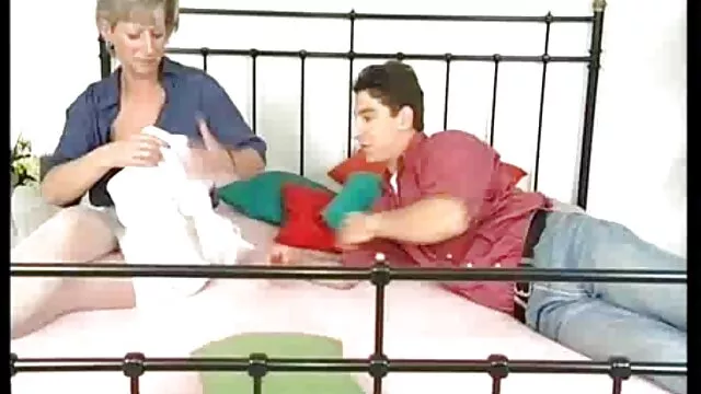 نوک سینه های بزرگ سرنا بلر فانتزی های عجیب و غریب را با یک مدل سوپر خارجی بدون فیلتر لزبین به اشتراک می گذارد