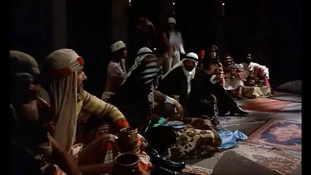 دزد سوپر سکس بدون فیلتر جوجه سبزه یونانی زیبا، لیرا، بیدمشک کوچک کامل خود را ارائه می دهد