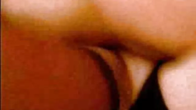دوچرخه سواری نوجوان آبنوس سینه‌دار در حالت pov فیلم سکسی بدون فیلتر