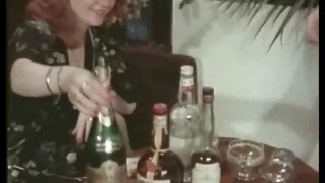 انگشت بلوند تا زمانی که او در دهان باز نوزاد بیدمشکی پرتاب می فیلم سکسی بدون نیاز به فیلتر شکن کند