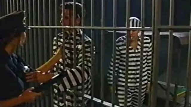 سبزه بالغ با چتری لباس زیر زنانه سکس با فیلتر شکن در رختخواب